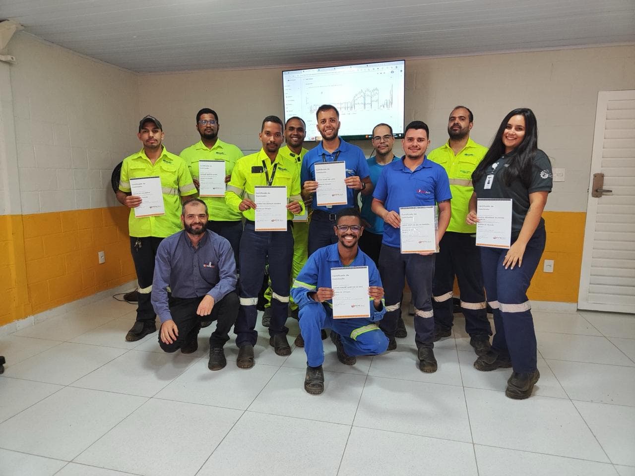 Turma reunida com os certificados após o treinamento